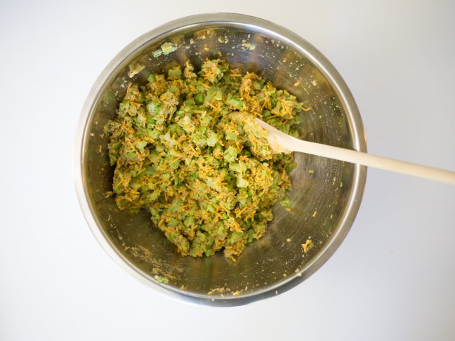 broccoli-cheese-bites-mixed-ingredients