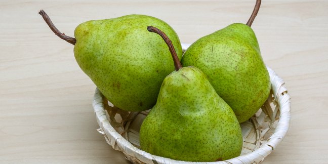 Making baby food from pears is quick and easy!
